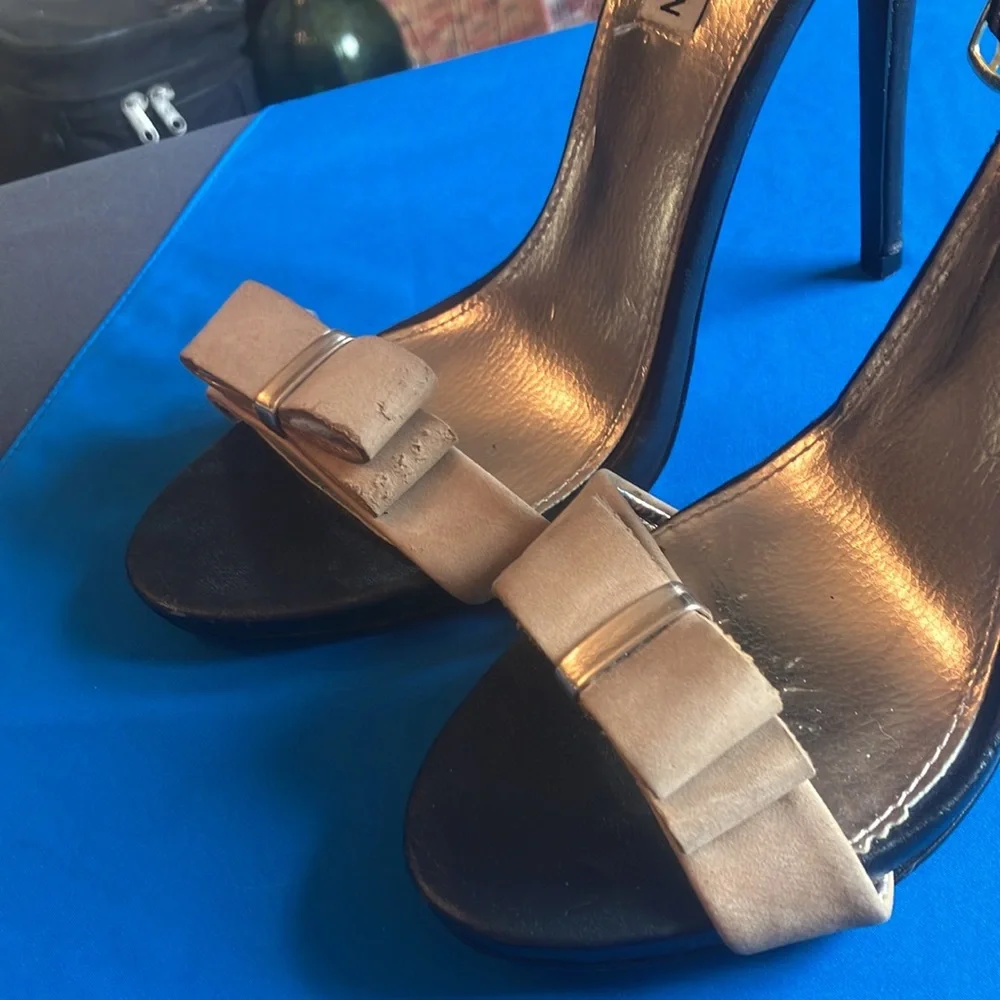 FINAL MARKDOWN Steve Madden Black and Gold Women's Heels 9 brand new